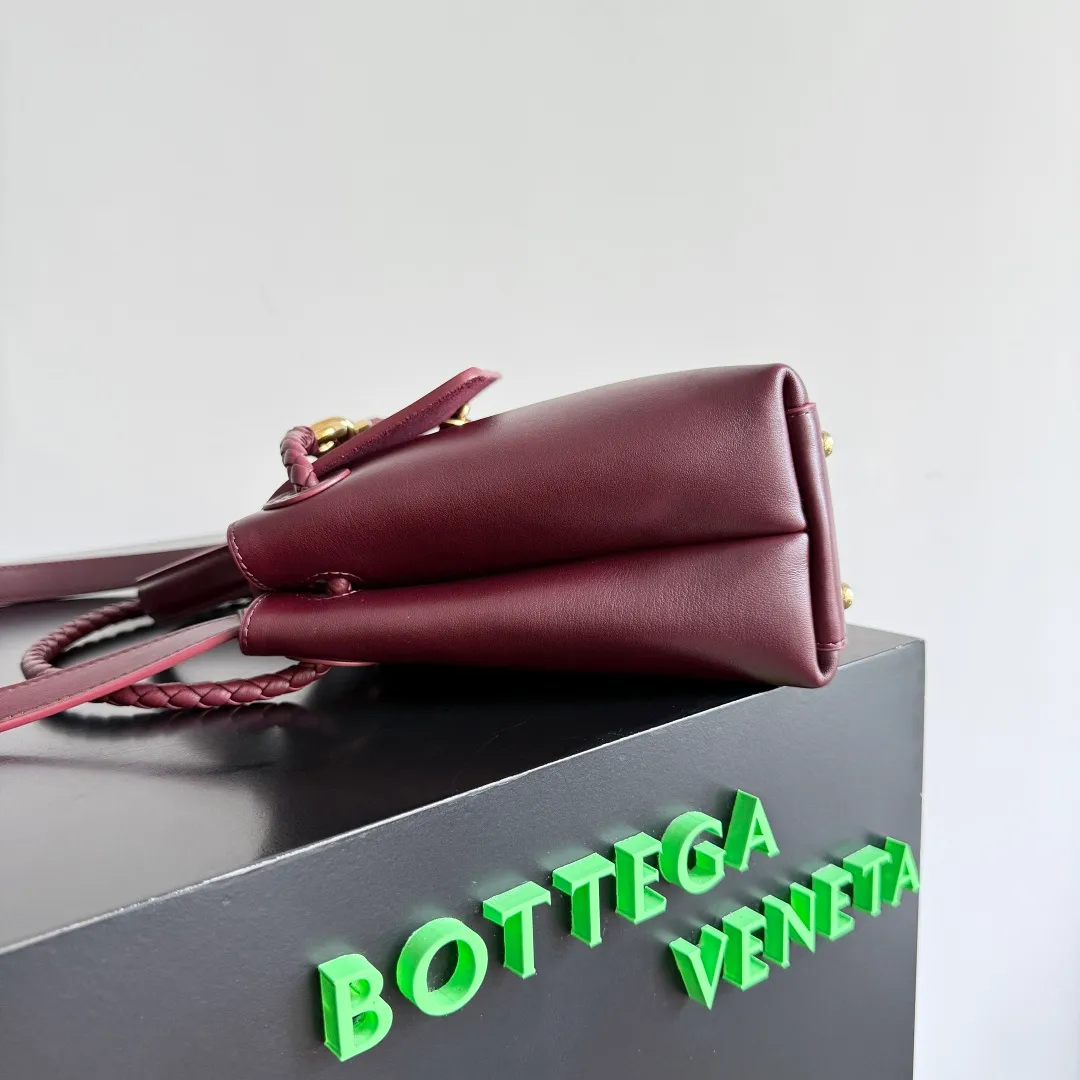 Batch 2060 BottegaVeneta Latest Ciao Ciao Bag Silky cowhide two-way flap handbag with signature twist detail, hidden hook closure, flap can be fastened to the front or attached to the INTRECCIATO woven internal pocket, comes with an adjustable and removable crossbody strap, internal compartment, and also features a zippered pocket. The surprise flap has various shapes. Style 1 - Cover the bag surface, exposing the knot and knot decoration. Style 2 - Place the flap inside the bag. A buckle is also designed. Style 3 - The U-shaped position of the top handle in the hand bag. Style No.: 835835 Size: 26*19*10.5cm